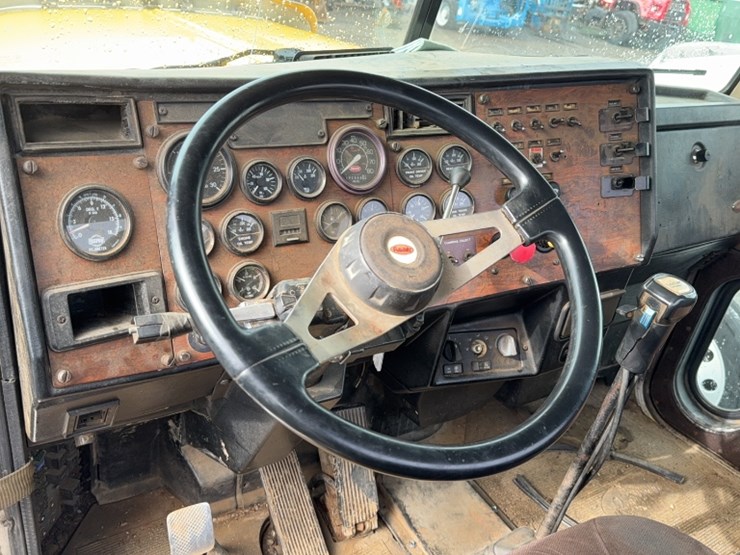 1997-peterbilt-379-image-18