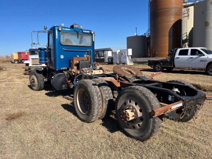 2011-peterbilt-367-image-7