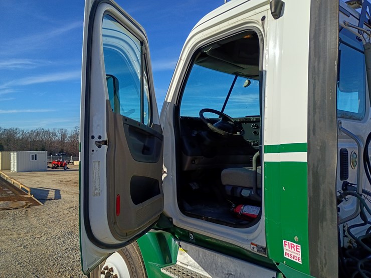 freightliner-cascadia-125-image-33