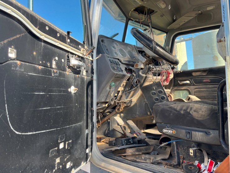 2011-peterbilt-367-image-14