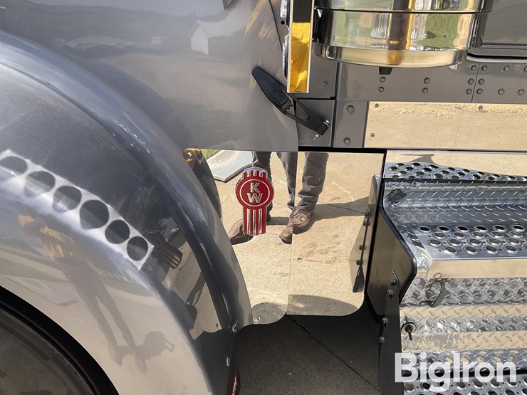 2017-kenworth-w900l-image-11