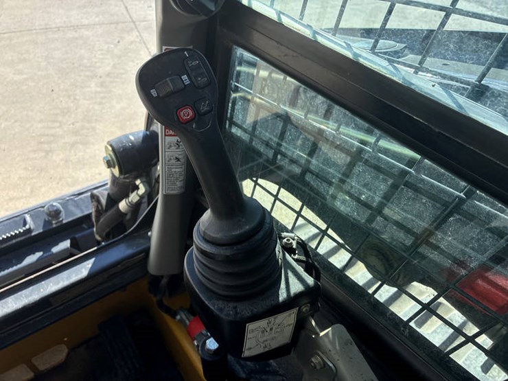 new-holland-c334-image-54