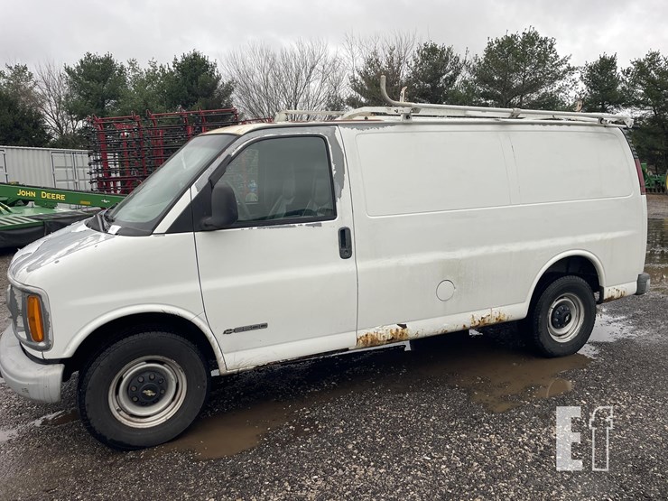 2002-chevrolet-express-2500-image-1