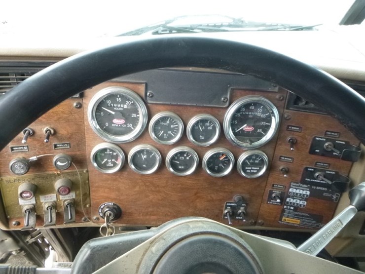 peterbilt-330-image-13