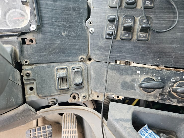 freightliner-columbia-112-image-80