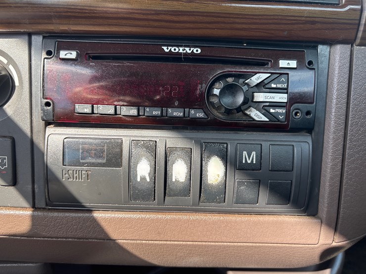 volvo-vnl64t300-image-11