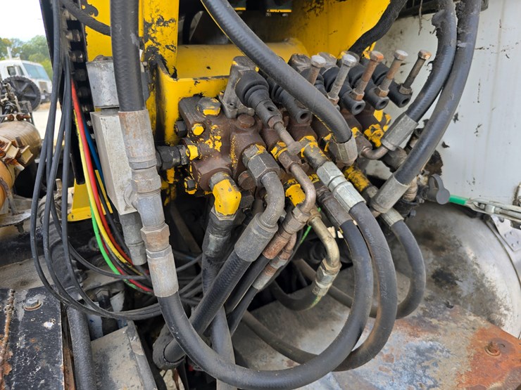 2003-peterbilt-320-image-90