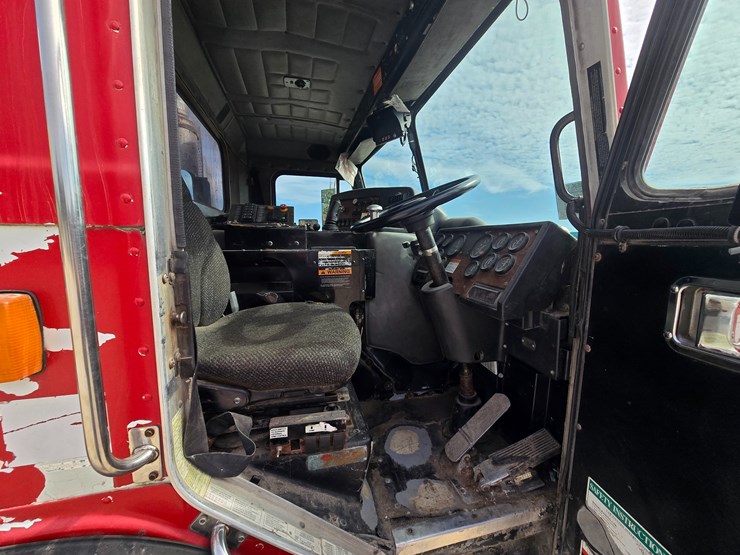 2003-peterbilt-320-image-49