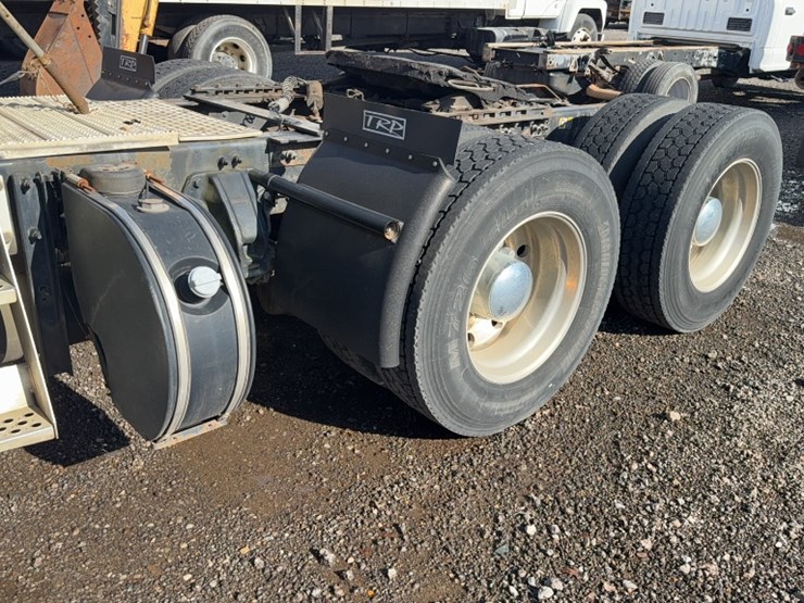 2013-kenworth-t800-image-12