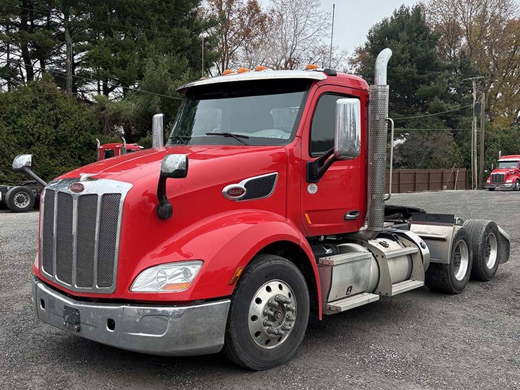 2019-peterbilt-579-image-1