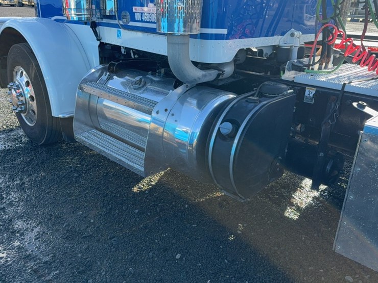 2018-peterbilt-389-image-12