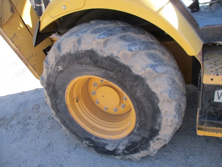 2017-caterpillar-450f-image-27