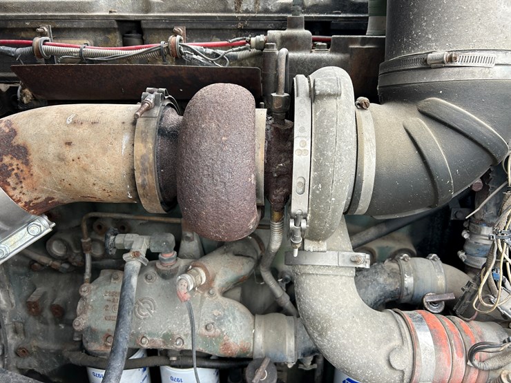 #95-•-volvo-semi-image-58