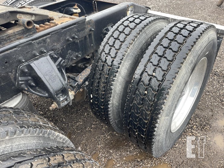 2009-peterbilt-386-image-28