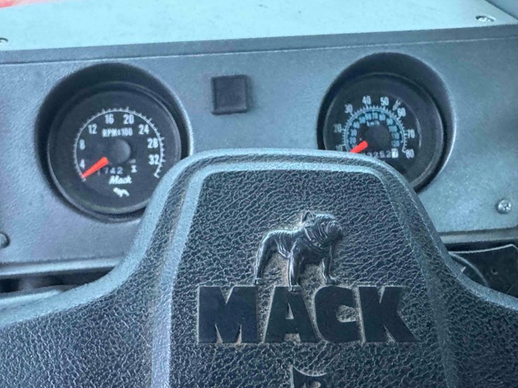 mack-r688st-image-19