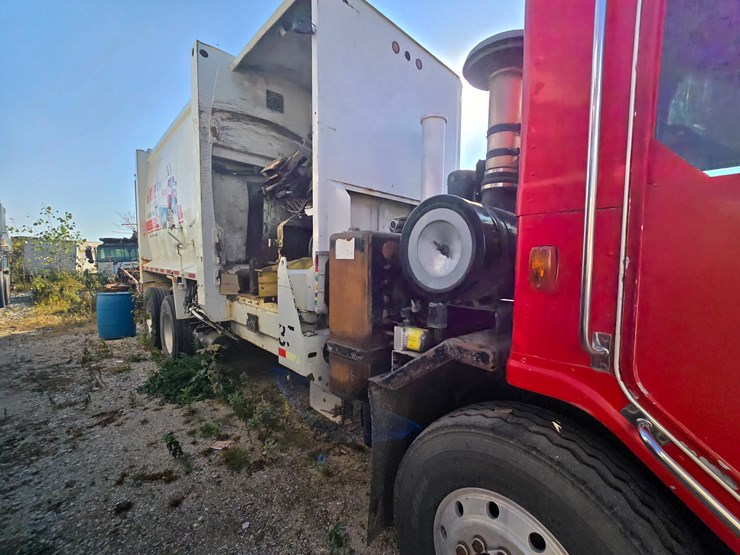 2002-peterbilt-320-image-5