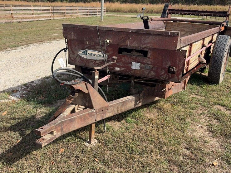new-idea-manure-spreader,-single-axle,-wood-floor,-540pto,-has-a-hole-in-floor,-is-in-working-order,-just-needs-a-new-floor,-hyd.-slop/end-gate,-rear-beater-image-10
