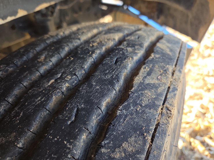 1988-freightliner-day-cab-semi-image-32