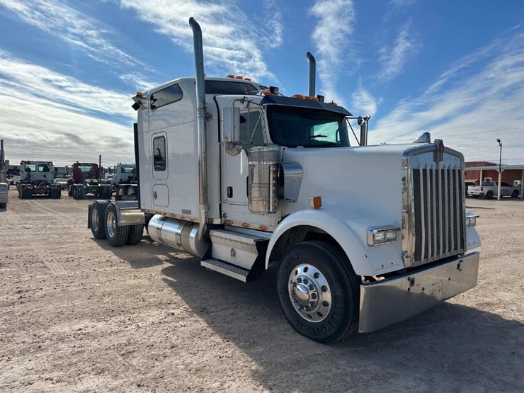 2007-kenworth-w900b-image-3