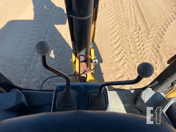 2016-caterpillar-415f2-image-40