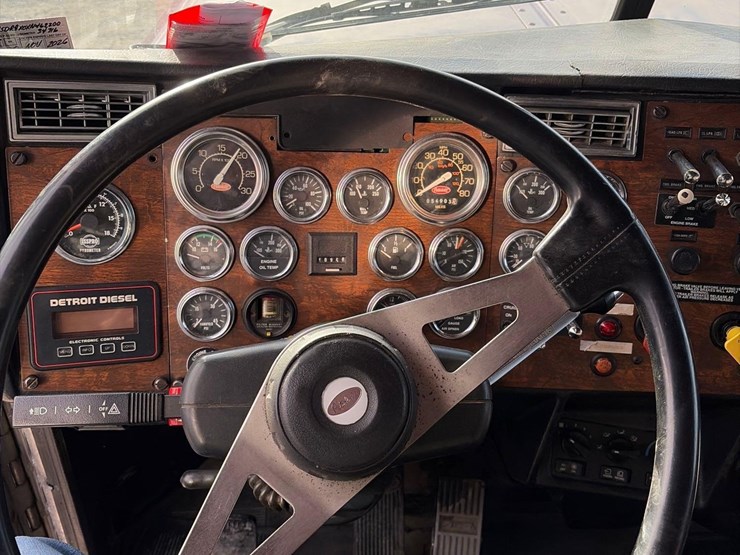 1999-peterbilt-379-image-22