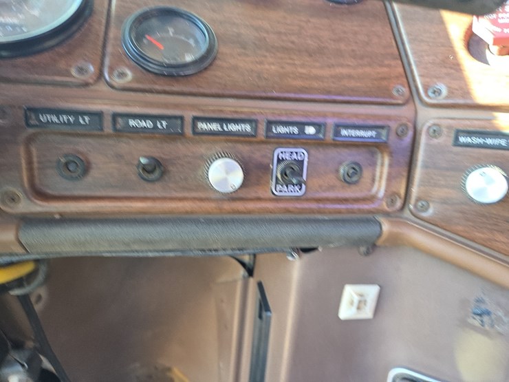 1988-freightliner-day-cab-semi-image-62
