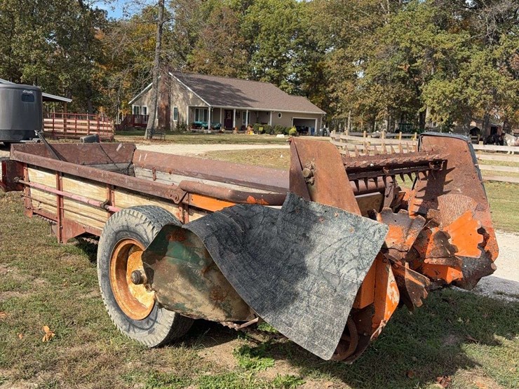 new-idea-manure-spreader,-single-axle,-wood-floor,-540pto,-has-a-hole-in-floor,-is-in-working-order,-just-needs-a-new-floor,-hyd.-slop/end-gate,-rear-beater-image-7