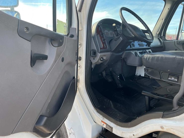 freightliner-m2-106-image-16