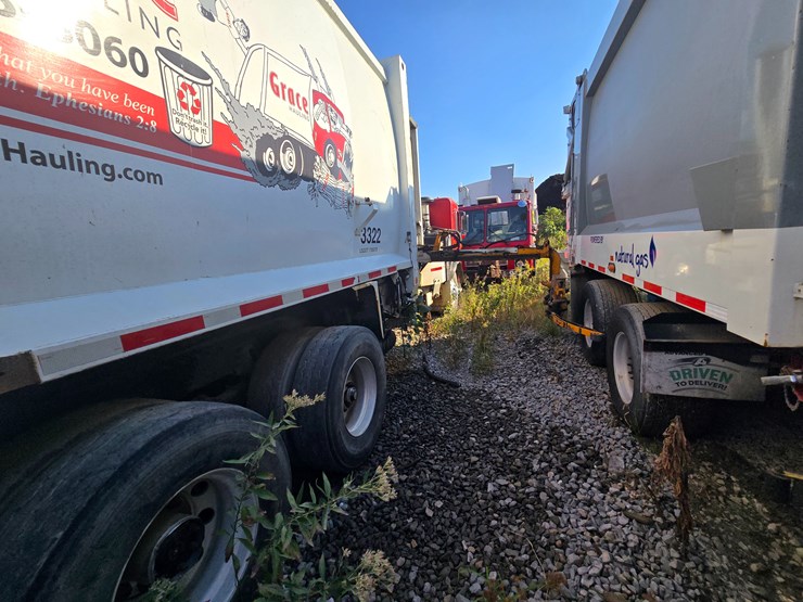 2001-peterbilt-320-image-12