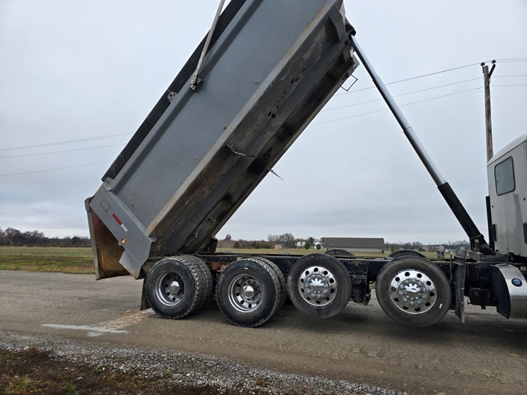 2020-peterbilt-567-image-78