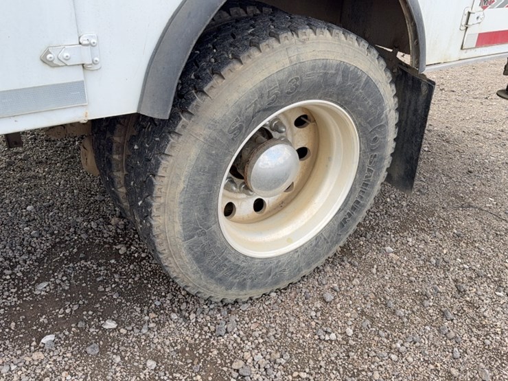 2007-peterbilt-335-image-15