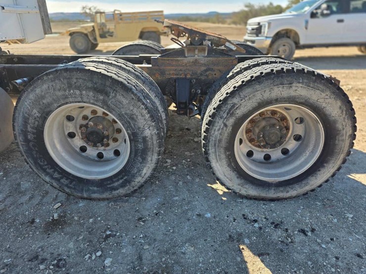 2013-peterbilt-386-image-15