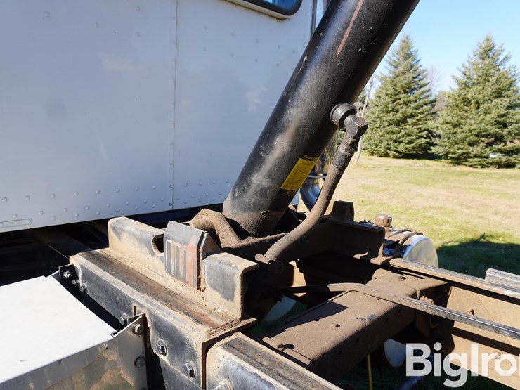 peterbilt-335-image-15