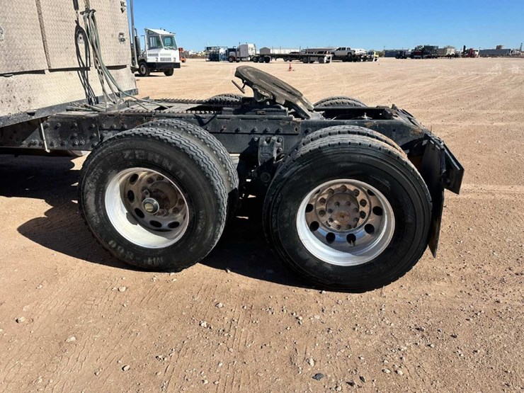 2004-peterbilt-379-image-4