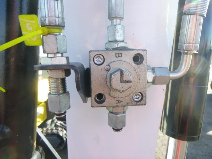 blt-319-hydraulic-excavator-image-11