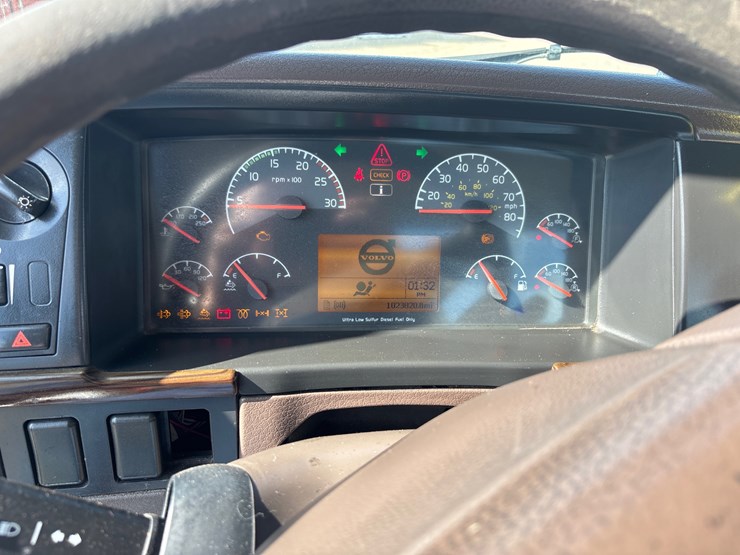 2016-volvo-vnl64t300-image-11