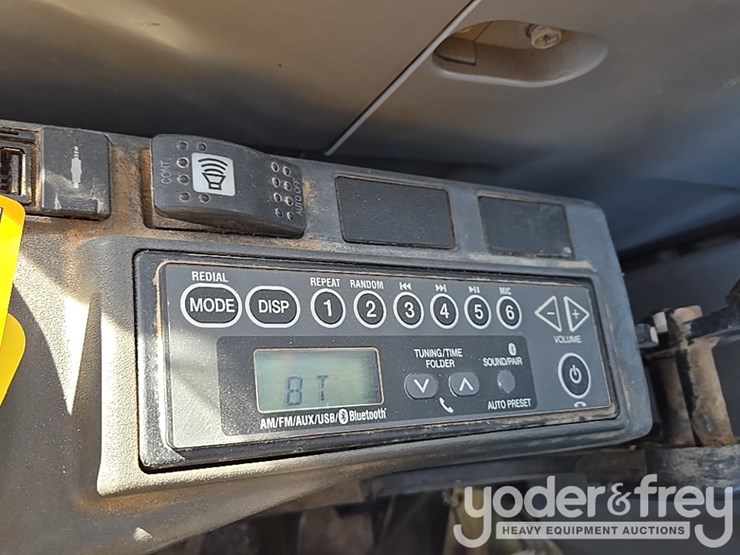 2021-case-cx210-lc-image-201