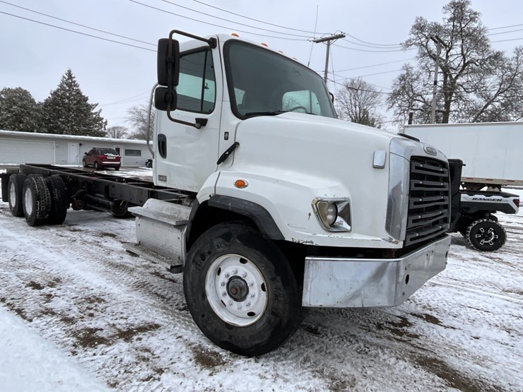 freightliner-114sd-image-5