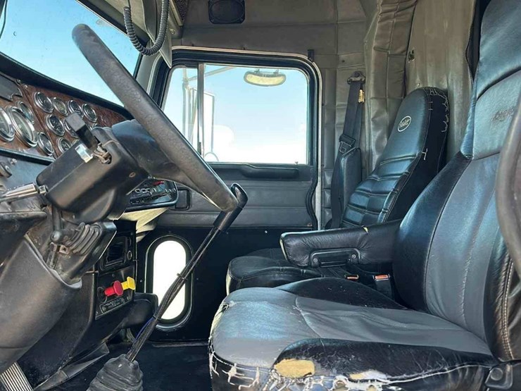 2001-peterbilt-379-image-9