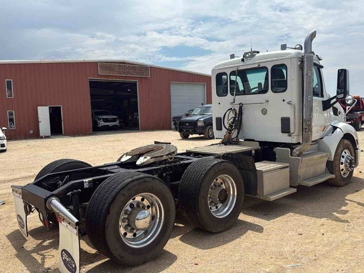 2016-peterbilt-579-image-7