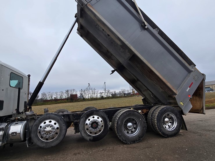 2020-peterbilt-567-image-58