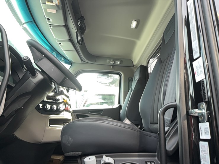 peterbilt-567-image-14