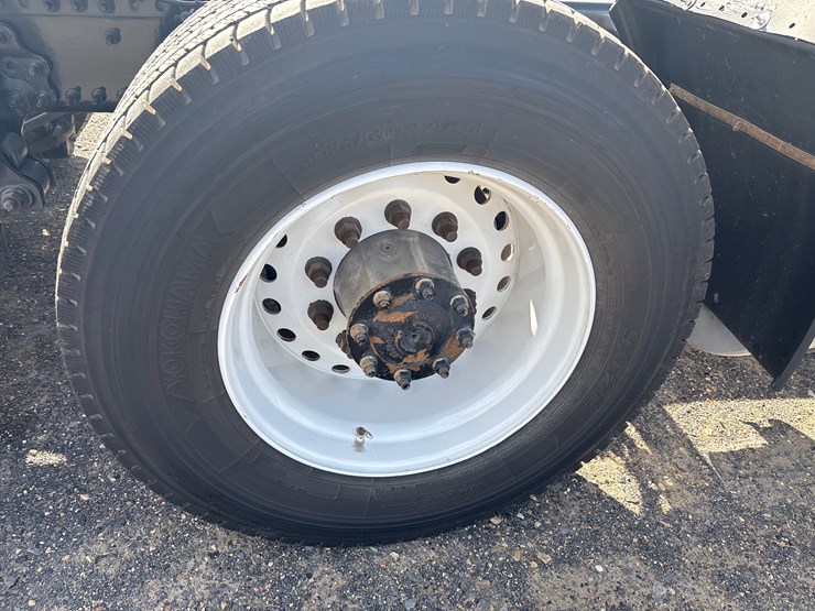 2016-volvo-vnl64t300-image-7