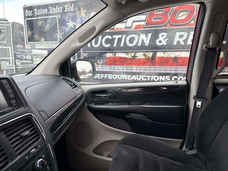 2014-dodge-caravan-image-16