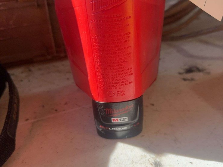 milwaukee-wireless-job-site-speaker-with-battery-image-2