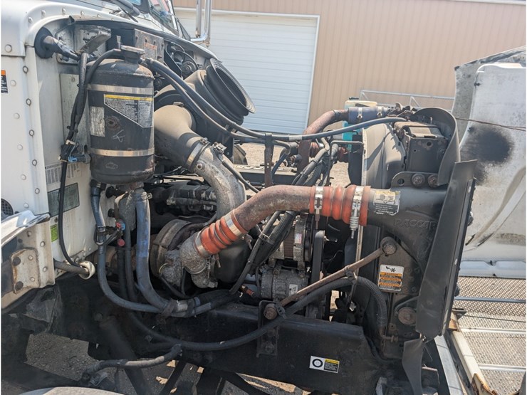 peterbilt-335-image-14