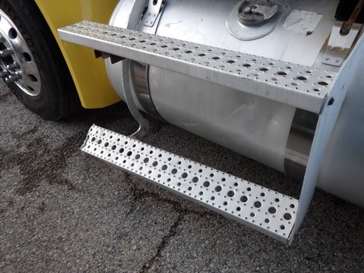 2018-peterbilt-579-image-16