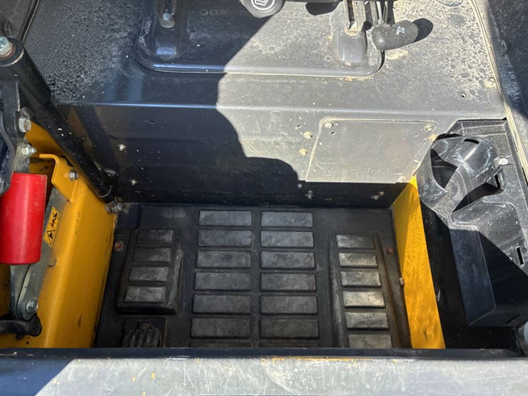 new-holland-c334-image-48