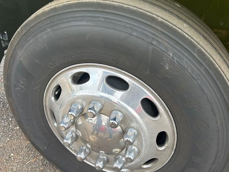 peterbilt-384-image-19