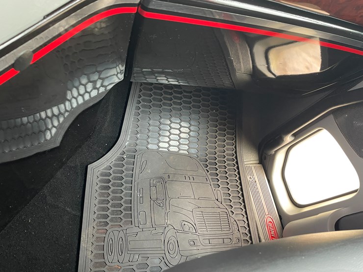 #1043-•-2009-freightliner-semi-(wi-title-in-delay)-image-47